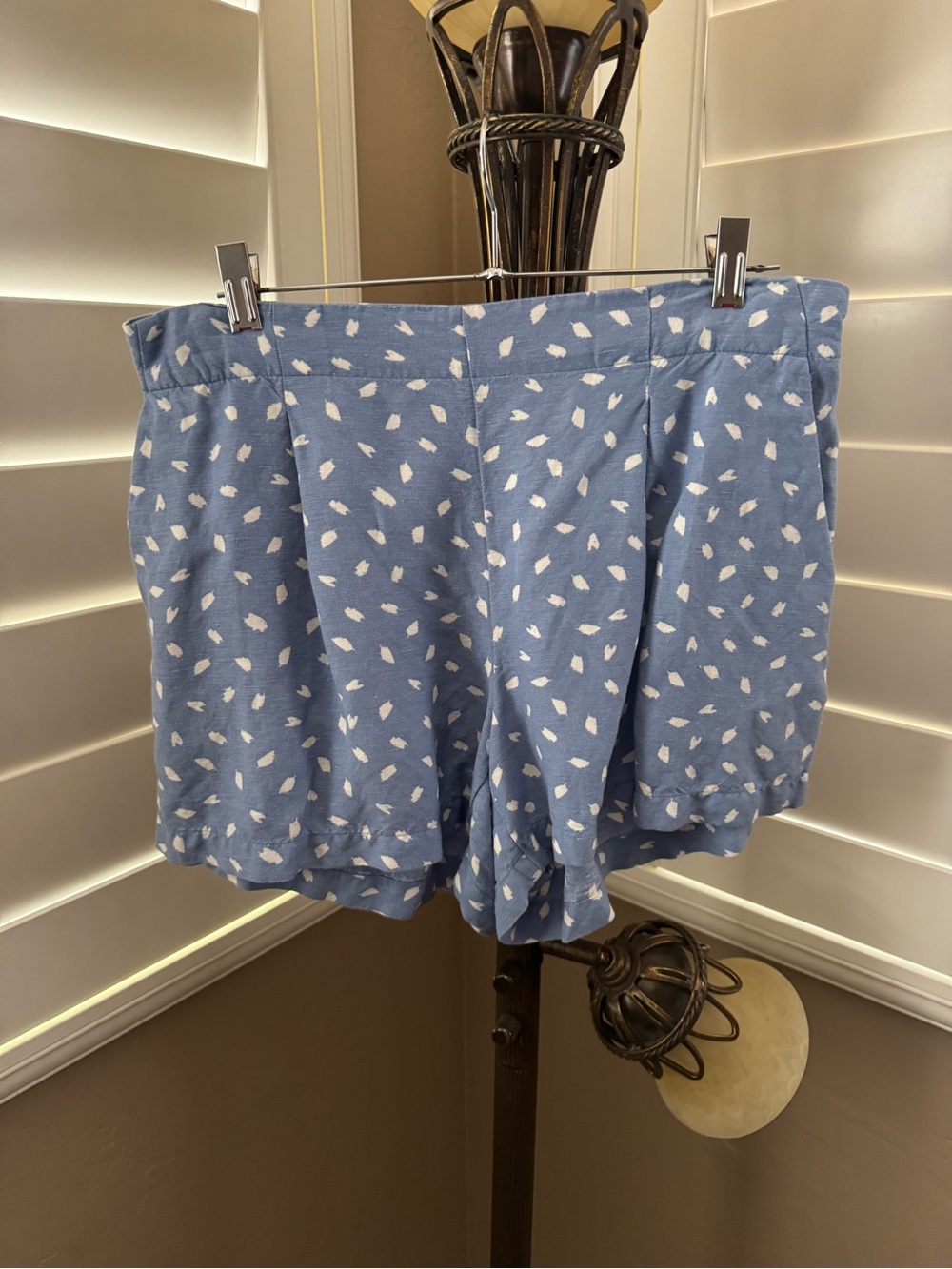 LOFT Women's Linen Blend Blue & White Spotted Shorts. Size S